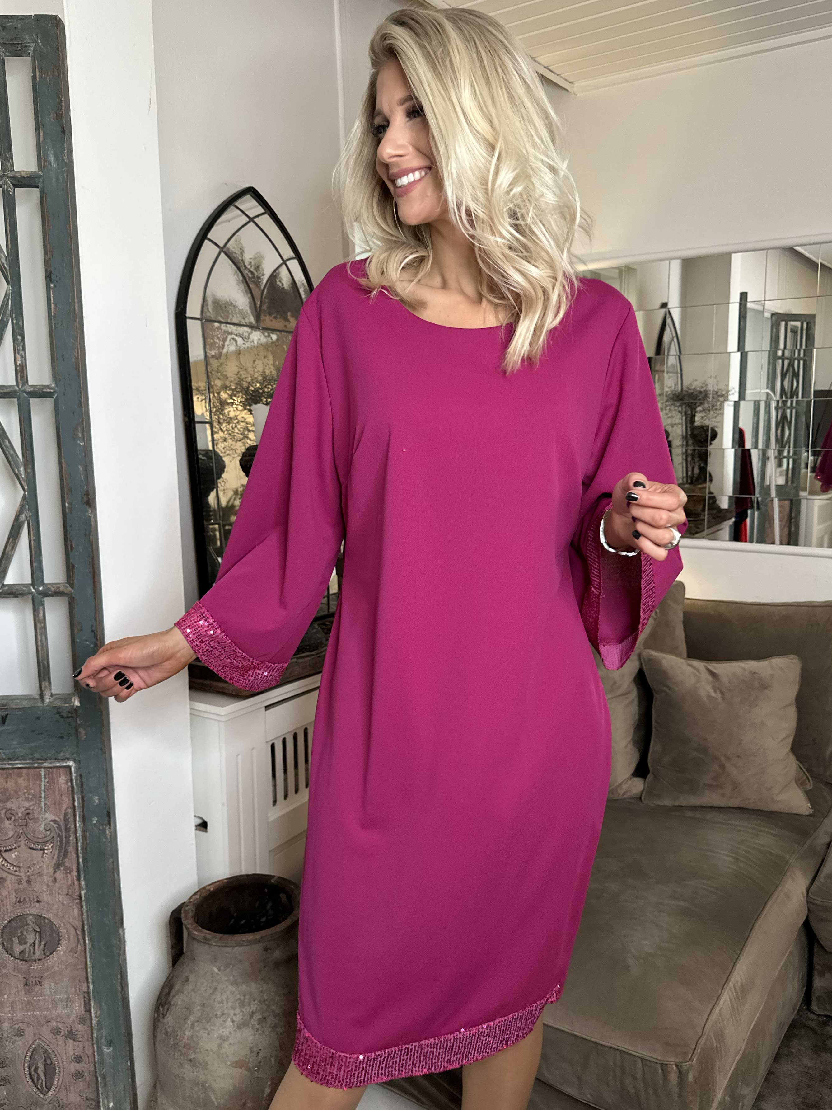 Lanza - Fin klänning detaljerad med paljettkanter